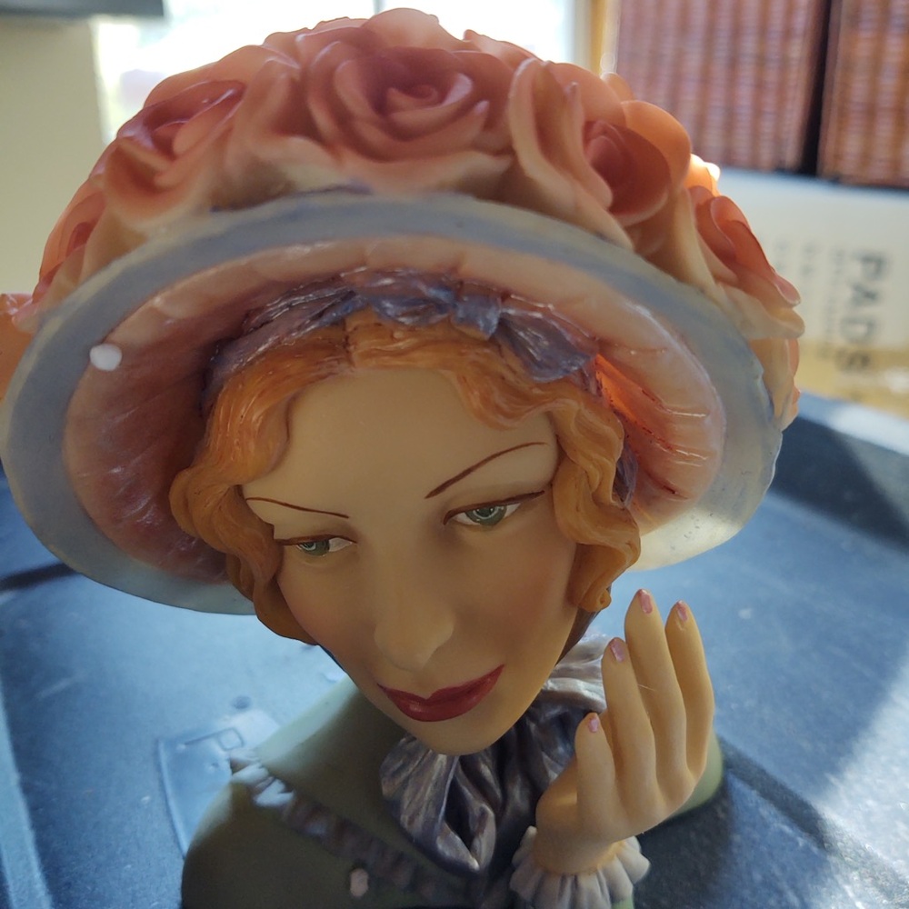 Cameo Girl Head-vase Angeline 1847